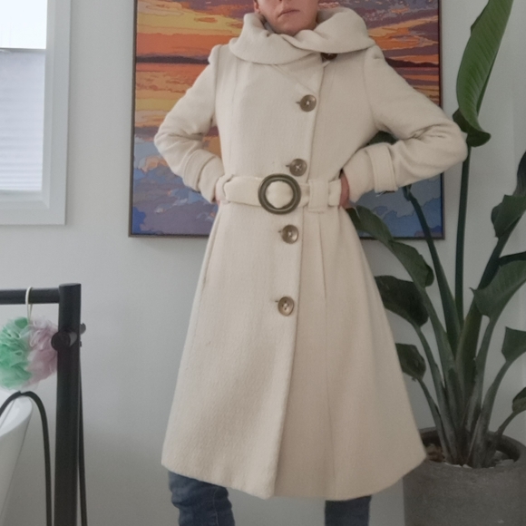 Stunning Cream Coat - Picture 3 of 8